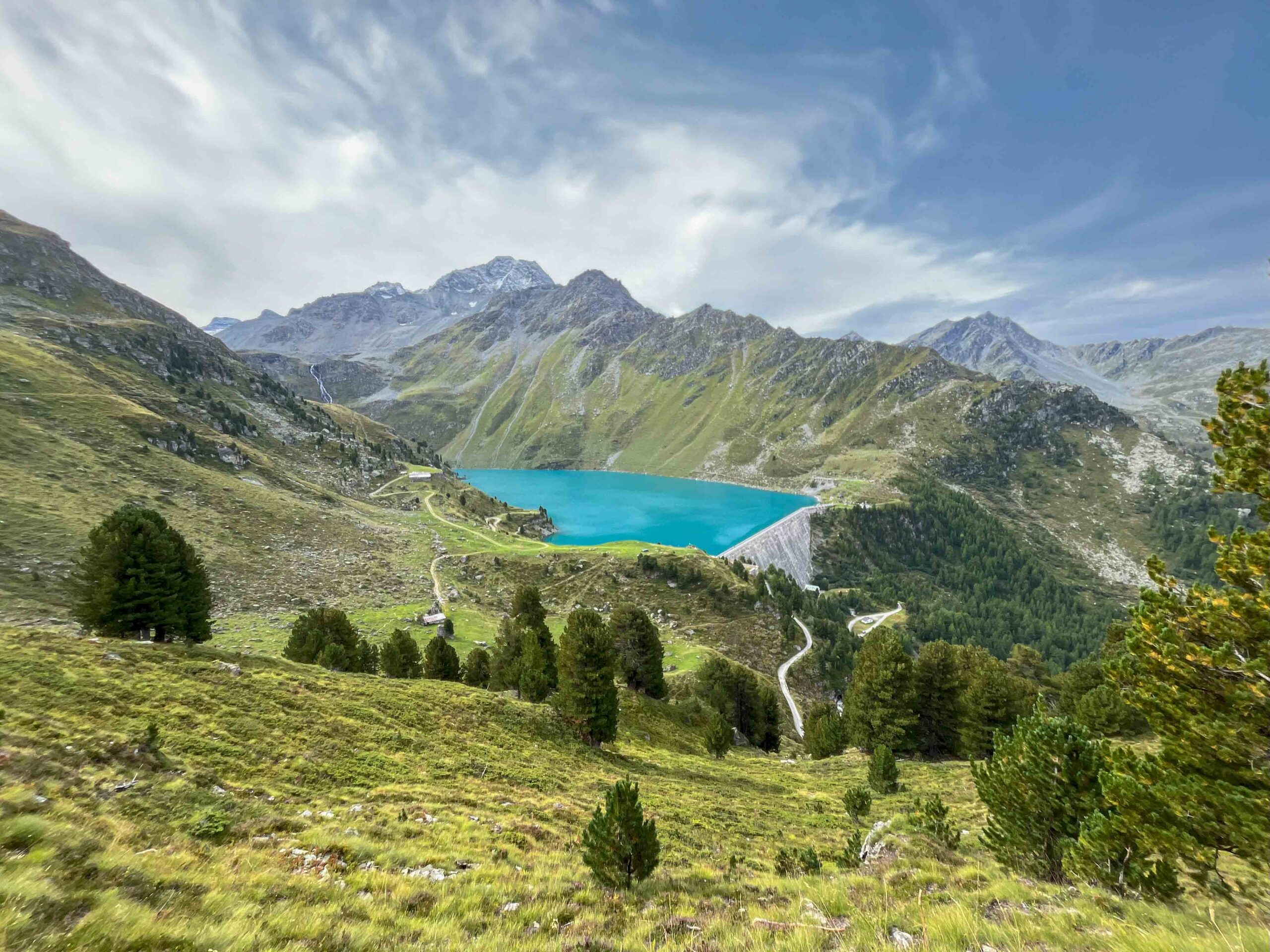 Sentier du bisse de Chervé dans les montagnes de Nendaz