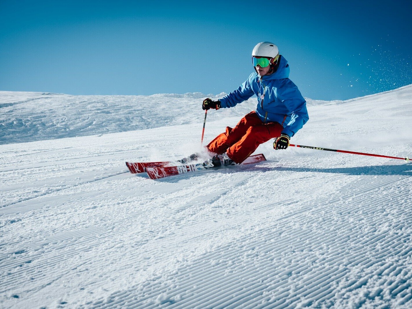 Skieur sur une pente enneigée en montagne